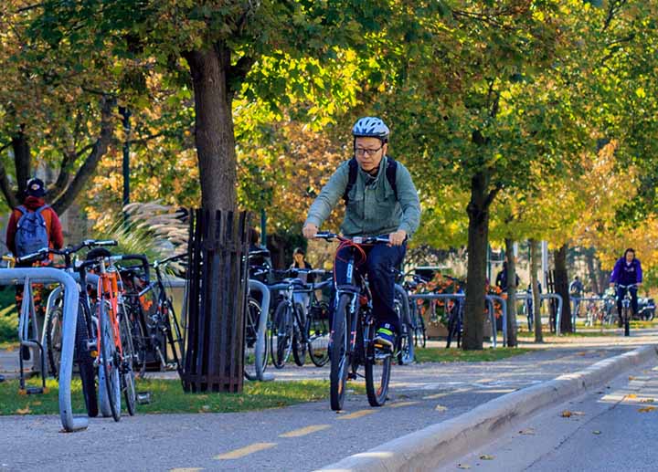A person riding a bicycle through 山ǿ campus